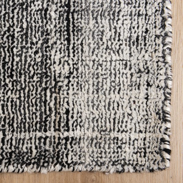 Handgewebter Wollteppich in Schwarz und Weiß - Image 7